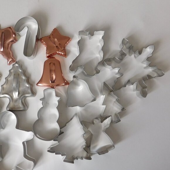 Mixed lot of 60  Plastic & Metals   Holiday Cookie Cutters Christmas - Picture 11 of 13